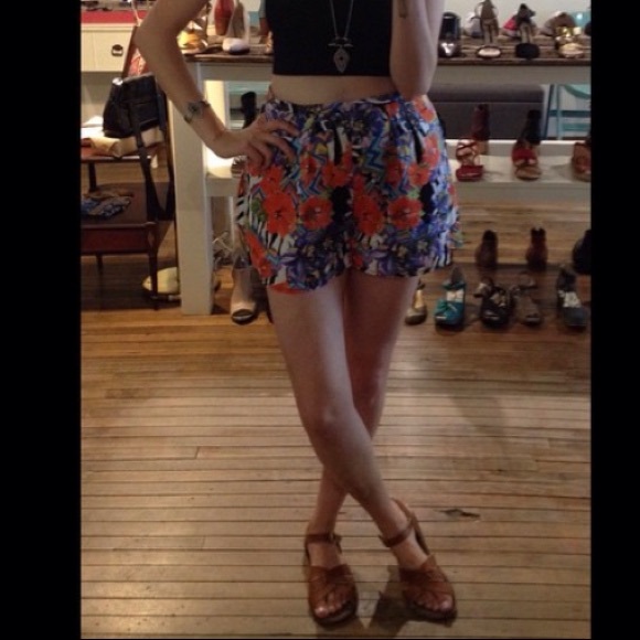 Sarah Duke printed floral high waisted shorts - Picture 4 of 4